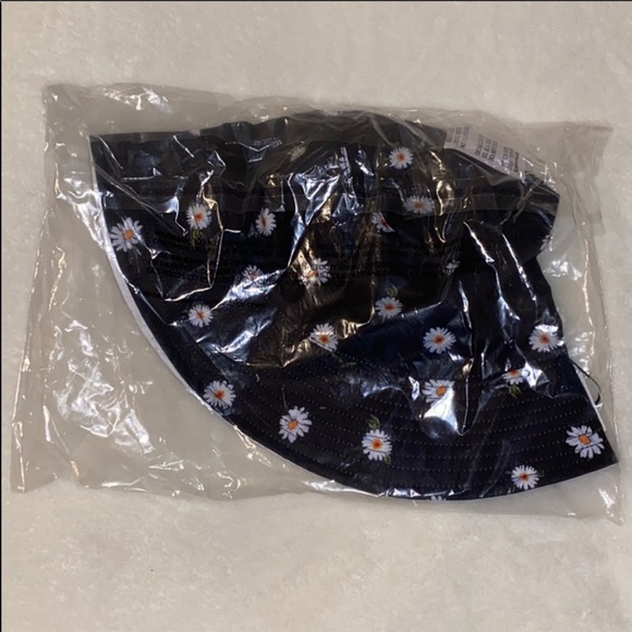 SOLD ❗️Alice + Olivia Matching Duffle Bag & Hat - Picture 9 of 10